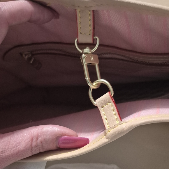 Elegant Checkered Never Full Tote And Clutch in Gray and White. Free Gifts! - Picture 9 of 16